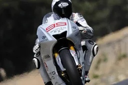 MotoGP Estoril Gara: Lorenzo vince ed è a 18 punti da Rossi