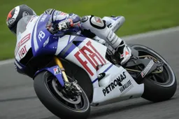 MotoGP Silverstone Qualifiche: Lorenzo pole, tante cadute