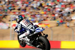 MotoGP: Jorge Lorenzo ed il casco dedica a Shoya Tomizawa