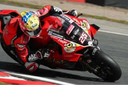 BSB Oulton Park Qualifiche: Josh Brookes pole con la Ducati V4 R