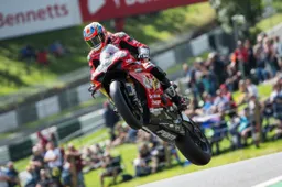 BSB Cadwell Park Gara 2: Josh Brookes vince, Redding travolto