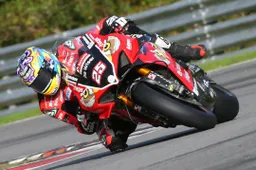BSB Brands Hatch Gara 1: Josh Brookes vince, Redding 3° limita i danni