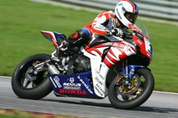 IDM Superbike: Karl Muggeridge resta in corsa per il titolo 2011