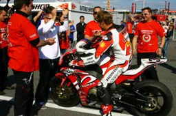 IDM Superbike: Karl Muggeridge festeggia la conquista del titolo