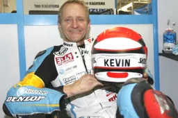 8h Suzuka: Kevin Schwantz rende omaggio a Wayne Rainey indossando il suo casco