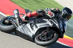 Kawasaki prova a Valencia le novità 2013 con Sykes e Baz