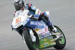 Moto2: Kyle Smith perde il posto al team Blusens Avintia
