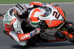 Superbike: Leon Camier firma con Crescent Suzuki per il 2012