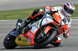 Superbike: Leon Camier ed i giochi di squadra a Silverstone