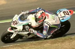 Ufficiale, Leon Camier rinnova con Crescent Suzuki per il 2013