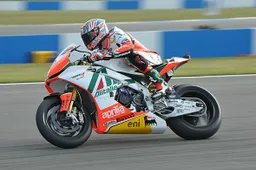 Superbike Donington Warm Up: Leon Camier il più veloce