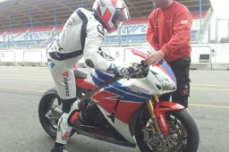 Leon Haslam già in sella alla Honda CBR ad Assen