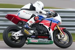 Leon Haslam in azione ad Assen con la Honda Fireblade