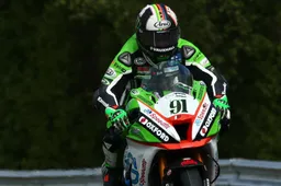 BSB Oulton Park Prove 2 Leon Haslam da record