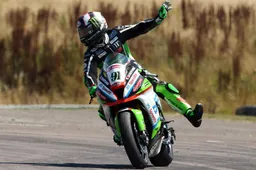 BSB Thruxton, Gara 1: Leon Haslam trionfa in una corsa epica