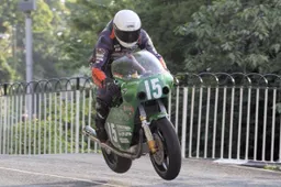 Tourist Trophy: Dean Harrison trionfa al Lightweight TT, la Paton sesta