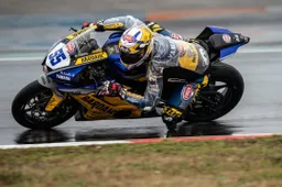 Supersport Magny-Cours, Gara 1: Andrea Locatelli re sul bagnato, 11° trionfo
