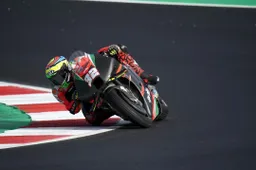 MotoGP: GP finito per Lorenzo Savadori, spalla destra fratturata