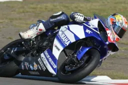 Superstock 1000: Loris Baz resta al team Morillas