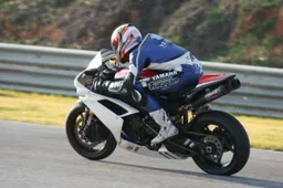 Loris Baz prende confidenza con la Yamaha YZF-R1