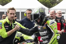 Superbike Phillip Island: Alex Lowes sprint vincente, Kawasaki se la ride