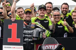 Superbike Phillip Island: Lowes beffa Bautista in gara 2, Kawasaki risorge