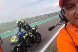 Steward sale sulla moto di Valentino Rossi e scatta un selfie