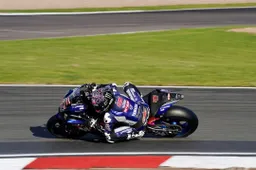 Rimonta e vittoria per Tarran Mackenzie nel British Superbike