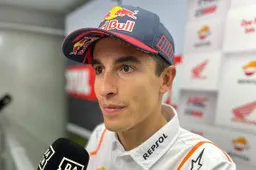 MotoGP, Marc Marquez evita l'infortunio: il guanto s'impiglia nella moto