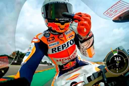 MotoGP, Marc Marquez fuorigiri: nervi tesi e dito medio alla Honda
