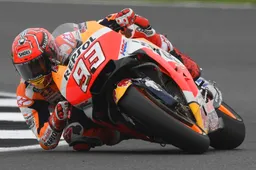 MotoGP Silverstone Qualifiche Marquez da record, prima fila per Rossi e Crutchlow