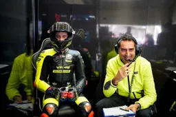 MotoGP, due 'tutor' per Bezzecchi: "Non volevo disturbare Valentino Rossi"