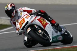 MotoGP: caduta per Marco Melandri, qualifiche a rischio