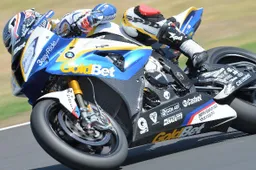 Marco Melandri toglie i punti ed inizia la riabilitazione