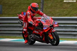 MotoGP, Test Sepang (day-1): novità nel box Ducati, Marquez subito forte