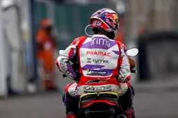 MotoGP, Jorge Martin cade e ringhia: "Siamo noi i più forti"