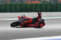 Superbike Misano, warm up: Bulega cade e complica i piani