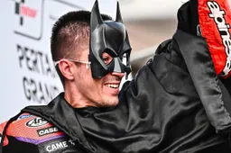 MotoGP: Vinales vicino alla vittoria, ma Lorenzo lo bacchetta