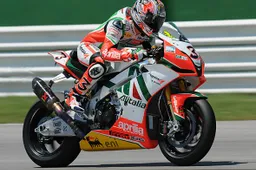 Superbike Misano Gara 1: Max Biaggi vince e vola in classifica
