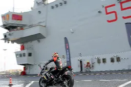 Max Biaggi prova le Pirelli Angel DT su una portaerei