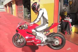 Max Neukirchner prova la Ducati 1199 Panigale