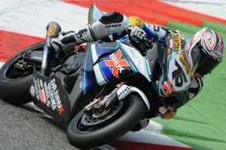 Superbike: botto al via, fratture per Neukirchner e Roberts
