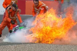 Supersport Donington, La Triumph di McManus divorata dalle fiamme (video)