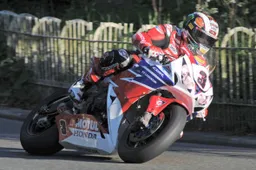 Tourist Trophy: frattura al polso destro per John McGuinness, ma al TT 2014 ci sarà