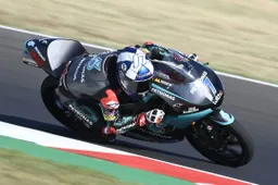 Moto3, Misano: John McPhee vittoria al fotofinish, cade Arenas