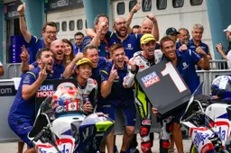 McPhee e Sasaki doppietta in Moto3: Max Biaggi esce di scena con orgoglio