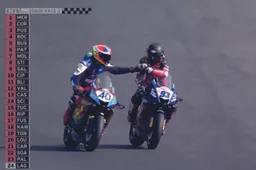 Corsi e Mercandelli, la stretta di mano che mette tutti a tacere