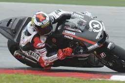 MotoGP: a Sepang duello tra Lorenzo e Rossi, Stoner fuori gioco