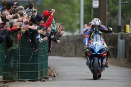 Il vincitore Senior TT Michael Dunlop prova la Suzuki MotoGP a Sepang