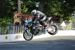 Michael Dunlop vola al TT 2023: record a 135,531 mph di media